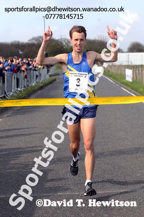 Carl Smith (Leeds) wins the North Tyneside 10k Road race. Photo: David T. Hewitson/Sports for All Pics